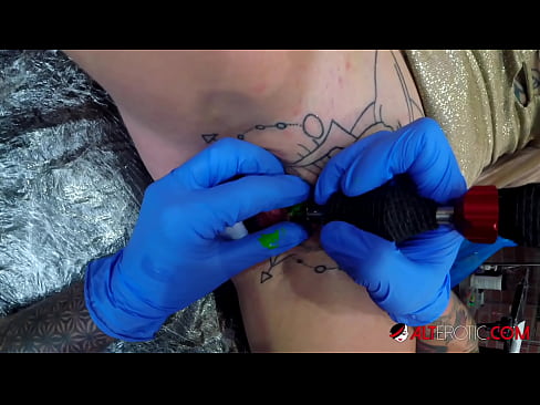 ❤️ Itin tatuiruota karšta Sully Savage gavo tatuiruotę ant savo klitorio ❤ Dulkinimo video prie lt.verhentai.ru ❌❤